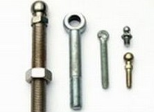 非標螺釘?shù)能堉乒に?/></p><p>　　這次試驗共冶煉了２爐非標螺釘制作鋼，試驗軋制了其中一爐的２根鋼坯，規(guī)格為１３ｍｍ的盤條。粗、中軋溫度為１０００～１０５０℃，精軋采用低溫軋制，溫度為７５０～８３０℃，吐絲后分兩段控制冷卻，５５０℃以上以大于等于５℃／ｓ的速度快冷，小于５５０℃以１℃／ｓ的速度緩冷。分段冷卻的快速冷卻段使冷卻曲線避開了ＣＣＴ曲線的鐵素體／珠光體區(qū)，溫度冷卻至Ｂｓ溫度（５５０℃）附近后，采用慢的冷卻速度可以使冷卻曲線通過貝氏體形成區(qū)，容易獲得貝氏體組織。</p>
            </div>
			<div   id=